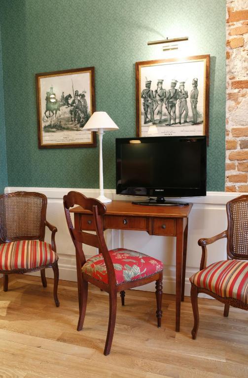 Hotel Dwor Kosciuszko Krakkó Szoba fotó A flat screen television in a hotel room