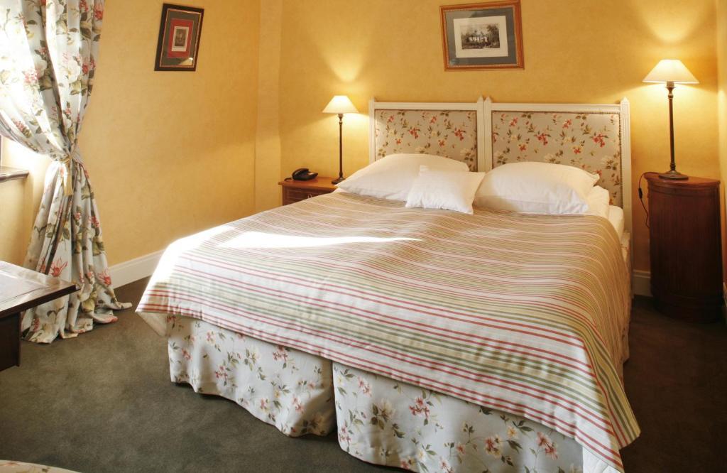 Hotel Dwor Kosciuszko Krakkó Szoba fotó A bed with a bed skirt