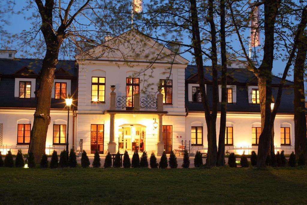Hotel Dwor Kosciuszko Krakkó Kültér fotó The palace at night