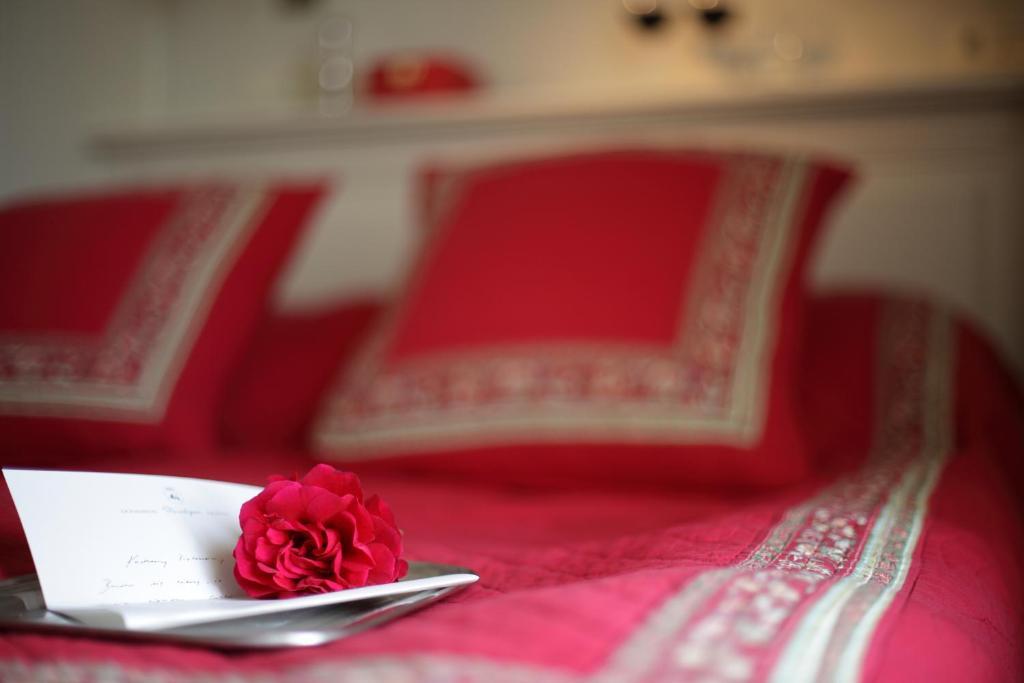 Hotel Dwor Kosciuszko Krakkó Kültér fotó A rose on a bed