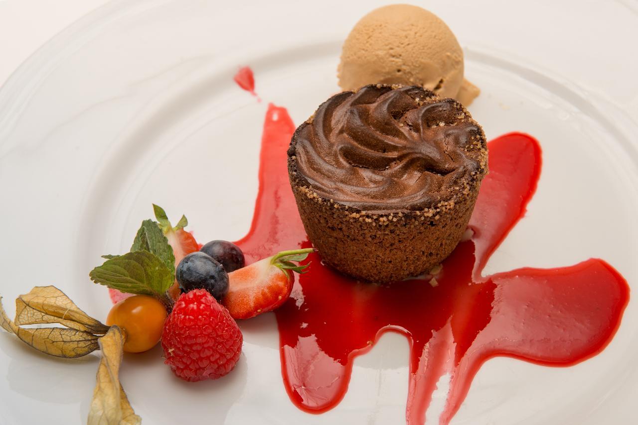 Hotel Dwor Kosciuszko Krakkó Kültér fotó A chocolate dessert